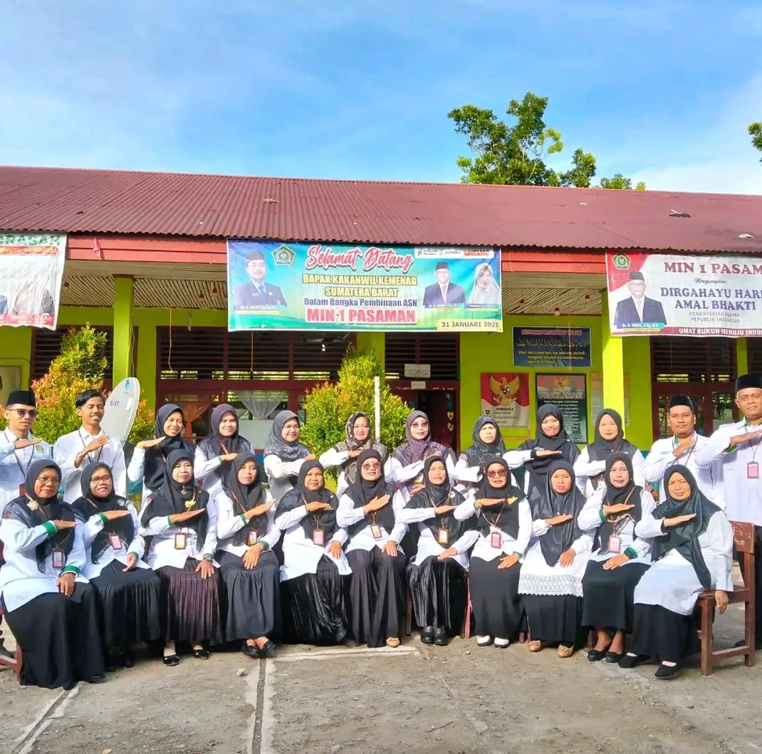 Siswa-siswi MIN 1 Pasaman tersenyum ceria